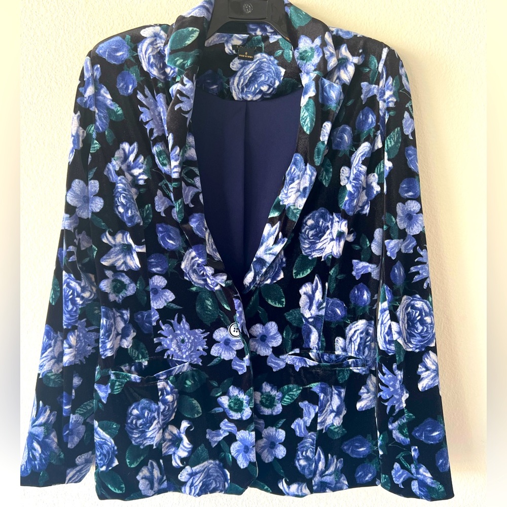 NWOT Velvety floral blazer size small